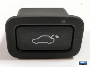 Gebruikte Schakelaar achterklep Volvo XC60 I (DZ) 2.0 D3 16V Prijs € 19,95 Margeregeling aangeboden door Auto Rima Druten