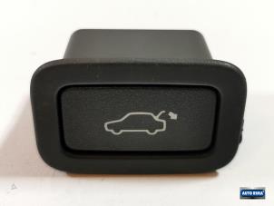 Gebruikte Schakelaar achterklep Volvo XC60 I (DZ) 2.0 D3 16V Prijs € 19,95 Margeregeling aangeboden door Auto Rima Druten