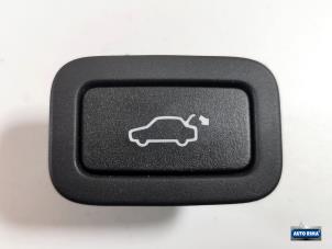 Gebruikte Schakelaar achterklep Volvo XC60 I (DZ) 2.0 D3 16V Prijs € 19,95 Margeregeling aangeboden door Auto Rima Druten