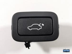 Gebruikte Schakelaar achterklep Volvo XC60 I (DZ) 2.0 D3 16V Prijs € 19,95 Margeregeling aangeboden door Auto Rima Druten