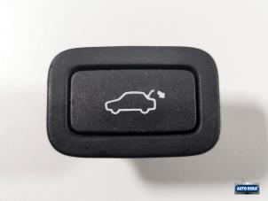 Gebruikte Schakelaar achterklep Volvo XC60 I (DZ) 2.0 D4 16V Prijs € 19,95 Margeregeling aangeboden door Auto Rima Druten