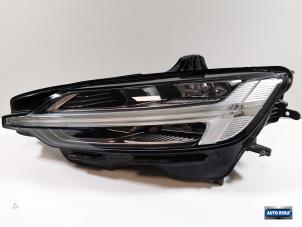 Gebruikte Linker Koplamp Volvo V60 II (ZW) 2.0 D3 16V Prijs € 449,95 Margeregeling aangeboden door Auto Rima Druten