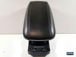 Gebruikte Armleuning Volvo V40 (MV) 1.6 T2 GTDi 16V Prijs € 49,95 Margeregeling aangeboden door Auto Rima Druten