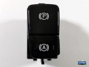 Gebruikte Schakelaar handrem Volvo XC40 (XZ) 1.5 T3 12V Prijs € 39,95 Margeregeling aangeboden door Auto Rima Druten