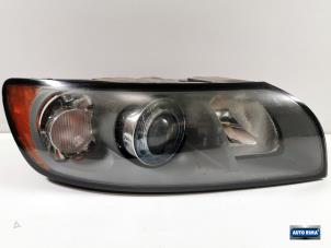 Gebruikte Koplamp rechts Volvo V50 (MW) 2.5 T5 20V Prijs € 199,95 Margeregeling aangeboden door Auto Rima Druten