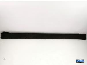 Gebruikte Dorpel rechts Volvo XC60 II (UZ) 2.0 T5 16V AWD Prijs € 49,95 Margeregeling aangeboden door Auto Rima Druten