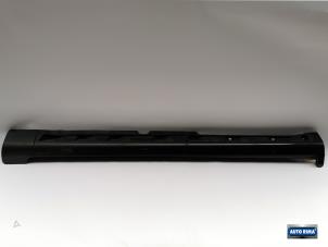 Gebruikte Zijskirt rechts Volvo V70 (SW) 2.4 20V 170 Prijs € 49,95 Margeregeling aangeboden door Auto Rima Druten