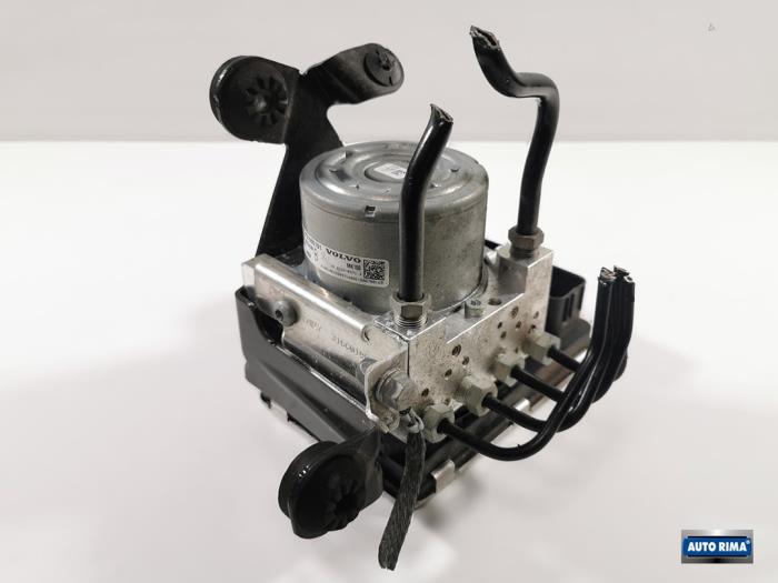 ABS Pomp van een Volvo V90 II (PW) 2.0 D4 16V 2018