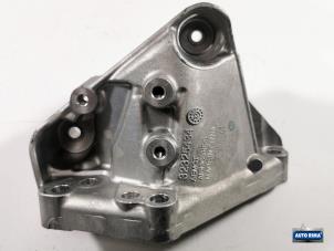 Gebruikte Motorsteun Volvo XC60 II (UZ) 2.0 B4 Mild Hybrid Geartronic 16V Prijs € 24,95 Margeregeling aangeboden door Auto Rima Druten