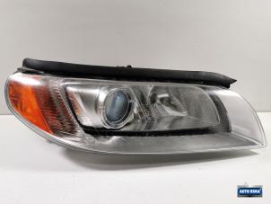 Gebruikte Koplamp rechts Volvo V70 (BW) 2.4 D5 20V Prijs € 349,95 Margeregeling aangeboden door Auto Rima Druten
