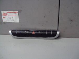 Gebruikte Alarmlicht Schakelaar Smart Fortwo Coupé (451.3) 1.0 45 KW Prijs € 20,00 Margeregeling aangeboden door de Graaf autodemontage B.V.