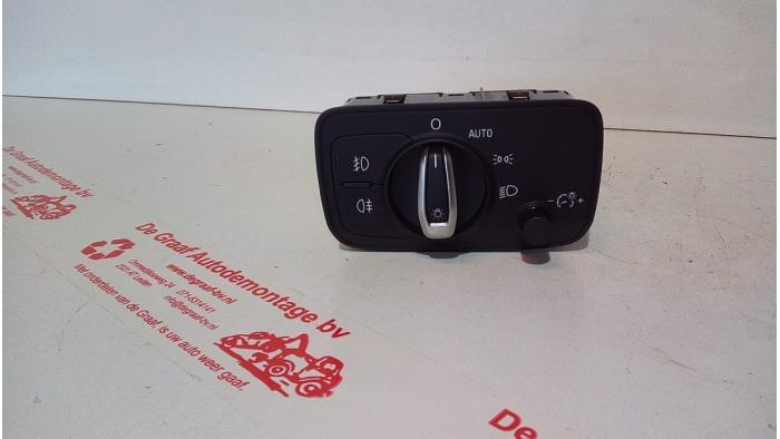 Gebruikte Licht Schakelaar Audi A3 (8V1/8VK) 1.4 TFSI 16V Prijs € 30,00 Margeregeling aangeboden door de Graaf autodemontage B.V.