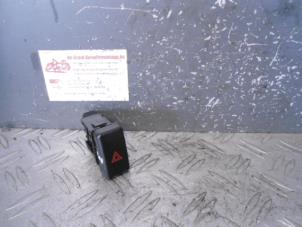 Gebruikte Alarmlicht Schakelaar Mazda 3 (BK12) 1.6i 16V Prijs € 10,00 Margeregeling aangeboden door de Graaf autodemontage B.V.