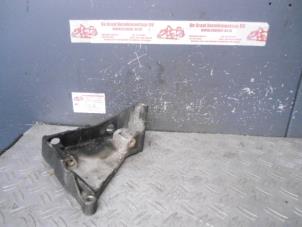 Gebruikte Dynamosteun boven Volkswagen Multivan T5 (7E/7HC/7HF/7HM) 2.5 TDi Prijs op aanvraag aangeboden door de Graaf autodemontage B.V.