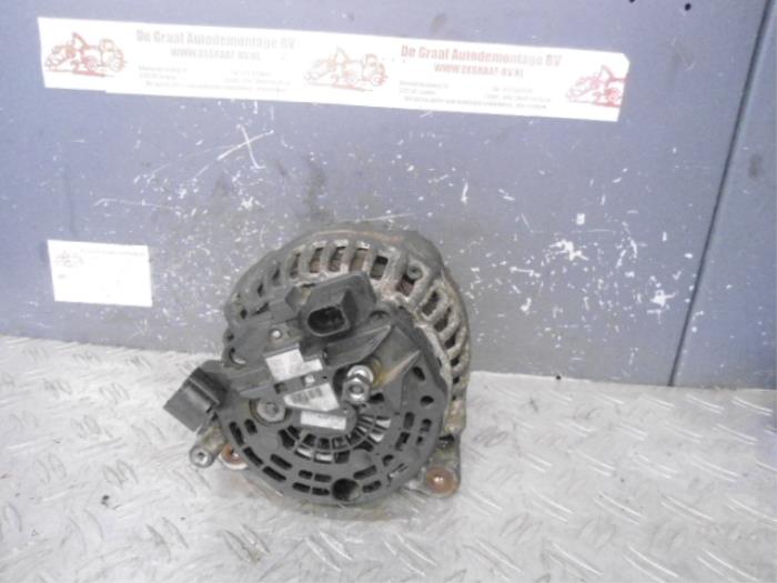 Dynamo van een Volkswagen Multivan T5 (7E/7HC/7HF/7HM) 2.5 TDi 2005
