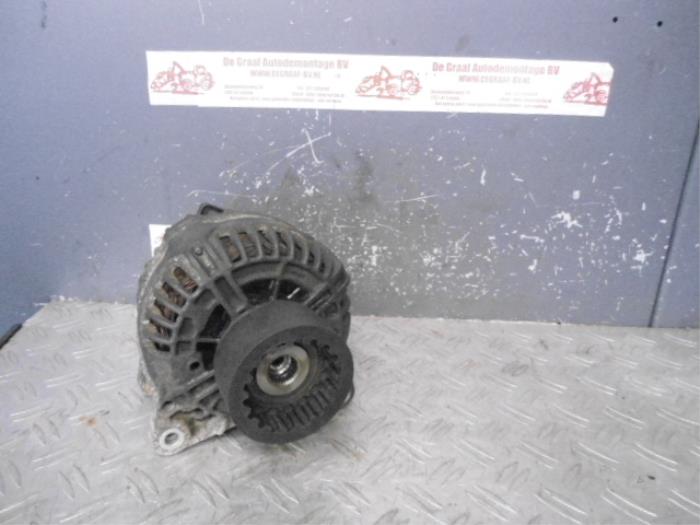 Dynamo van een Volkswagen Multivan T5 (7E/7HC/7HF/7HM) 2.5 TDi 2005
