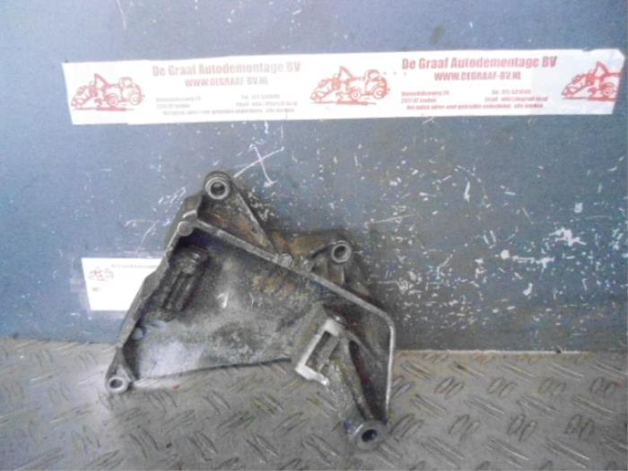 Gebruikte Dynamosteun boven Volkswagen Transporter T5 2.5 TDi Prijs op aanvraag aangeboden door de Graaf autodemontage B.V.