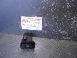 Gebruikte Verwarmingsschakelaar Achterruit Honda Civic Aerodeck (MB/MC) 1.5i VTEC-E II 16V Prijs op aanvraag aangeboden door de Graaf autodemontage B.V.