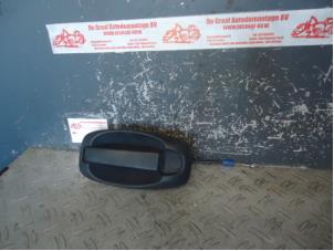 Gebruikte Deurgreep 2Deurs rechts Opel Combo 1.3 CDTI 16V ecoFlex Prijs € 25,00 Margeregeling aangeboden door de Graaf autodemontage B.V.