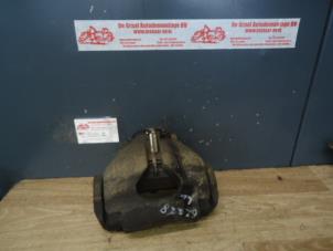 Gebruikte Remklauw (Tang) links-voor Volkswagen Transporter T5 2.5 TDi Prijs € 30,00 Margeregeling aangeboden door de Graaf autodemontage B.V.