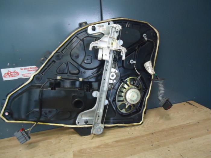 Raammechaniek 4Deurs links-achter van een Ford Fusion 1.4 16V 2006