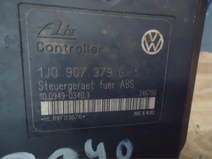 ABS Pomp van een Volkswagen Golf IV (1J1) 1.6 1998