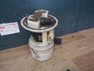 Gebruikte Benzinepomp Renault Clio II (BB/CB) 1.2 16V Prijs € 35,00 Margeregeling aangeboden door de Graaf autodemontage B.V.