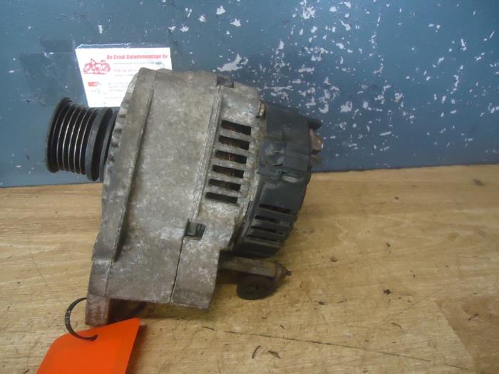 Dynamo van een Volkswagen Polo III (6N1) 1.4i 60 1999