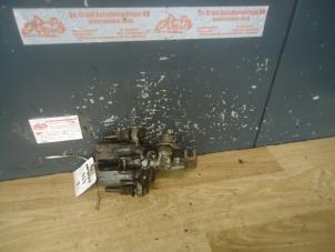 Gebruikte Remklauw (Tang) links-achter Nissan Primera (P11) 2.0 16V Prijs € 40,00 Margeregeling aangeboden door de Graaf autodemontage B.V.