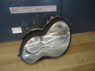 Gebruikte Linker Koplamp Mercedes C Combi (S203) 2.2 C-200 CDI 16V Prijs € 70,00 Margeregeling aangeboden door de Graaf autodemontage B.V.