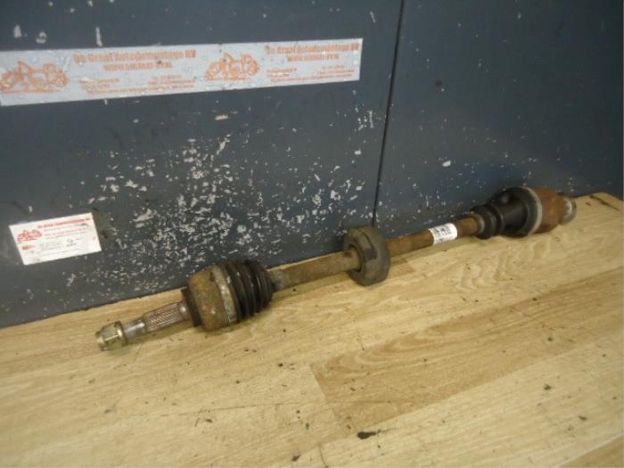 Aandrijfas rechts-voor van een Renault Twingo II (CN) 1.2 16V 2012