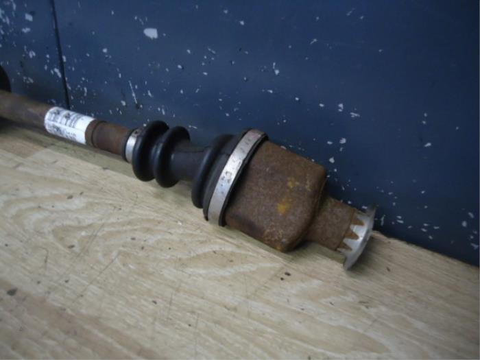 Aandrijfas rechts-voor van een Renault Twingo II (CN) 1.2 16V 2012