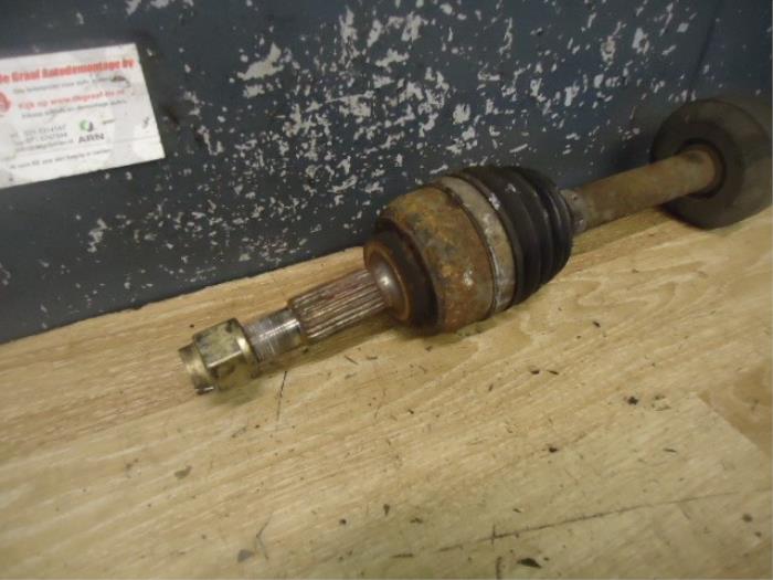 Aandrijfas rechts-voor van een Renault Twingo II (CN) 1.2 16V 2012