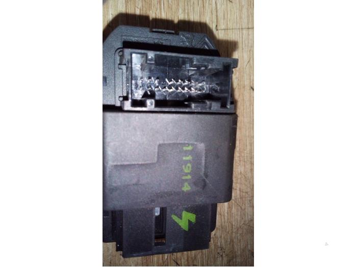 Combischakelaar ramen van een Peugeot 206 (2A/C/H/J/S) 1.4 XR,XS,XT,Gentry 2003