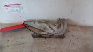 Gebruikte Motorkap Scharnier Seat Ibiza IV SC (6J1) 1.2 12V Prijs € 15,00 Margeregeling aangeboden door de Graaf autodemontage B.V.