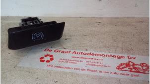 Gebruikte Handremhendel Mercedes S (W220) 3.2 S-320 18V Prijs € 25,00 Margeregeling aangeboden door de Graaf autodemontage B.V.