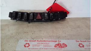 Gebruikte Paniekverlichtings Schakelaar Mercedes S (W220) 3.2 S-320 18V Prijs € 20,00 Margeregeling aangeboden door de Graaf autodemontage B.V.