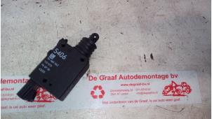 Gebruikte Centrale deurvergrendelingsmotor Opel Astra G (F08/48) 1.6 Prijs € 15,00 Margeregeling aangeboden door de Graaf autodemontage B.V.