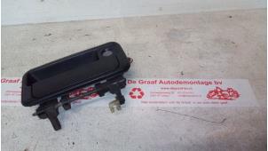 Gebruikte Portiergreep 2Deurs rechts Suzuki Swift (SF310/413) 1.3i 16V Prijs € 20,00 Margeregeling aangeboden door de Graaf autodemontage B.V.