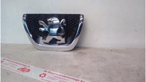 Gebruikte Embleem Peugeot 207/207+ (WA/WC/WM) 1.4 16V VTi Prijs € 20,00 Margeregeling aangeboden door de Graaf autodemontage B.V.