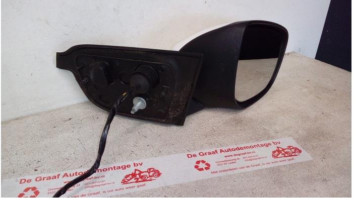 Buitenspiegel rechts van een Citroën C4 Cactus (0B/0P) 1.2 PureTech 82 12V 2015