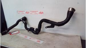 Gebruikte Intercooler Buis Renault Clio IV (5R) 0.9 Energy TCE 90 12V Prijs € 45,00 Margeregeling aangeboden door de Graaf autodemontage B.V.