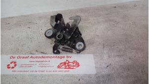 Gebruikte Slotmechaniek Motorkap Peugeot 1007 (KM) 1.4 16V Prijs € 25,00 Margeregeling aangeboden door de Graaf autodemontage B.V.