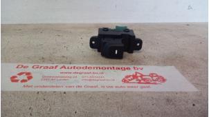 Gebruikte Ruit schakelaar elektrisch Hyundai i10 (B5) 1.2 16V Prijs € 15,00 Margeregeling aangeboden door de Graaf autodemontage B.V.