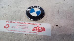 Gebruikte Embleem BMW 5-Serie Prijs € 15,00 Margeregeling aangeboden door de Graaf autodemontage B.V.