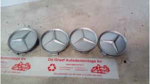 Gebruikte Naafkapje Mercedes 200 - 500 Prijs € 30,00 Margeregeling aangeboden door de Graaf autodemontage B.V.