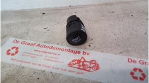 Gebruikte Start/Stop schakelaar Renault Clio IV (5R) 0.9 Energy TCE 90 12V Prijs € 15,00 Margeregeling aangeboden door de Graaf autodemontage B.V.