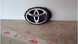 Gebruikte Embleem Toyota Aygo (B40) 1.0 12V VVT-i Prijs € 40,00 Margeregeling aangeboden door de Graaf autodemontage B.V.