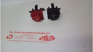 Gebruikte Schakelaar Paniekverlichting Renault Grand Scénic II (JM) 1.6 16V Prijs € 10,00 Margeregeling aangeboden door de Graaf autodemontage B.V.