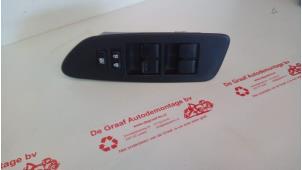 Gebruikte Combischakelaar ramen Toyota Auris (E15) 2.0 D-4D-F 16V Prijs € 30,00 Margeregeling aangeboden door de Graaf autodemontage B.V.